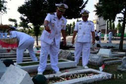 Prajurit Lantamal V Ziarah Tabur Bunga di TMP