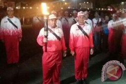 Mantan Atlet Aletik Dunia Bawa Api PON
