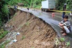 Jalur Menuju Pelabuhan Trenggalek Ambrol