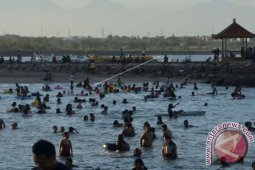 Ratusan Wisatawan Kunjungi Pantai Sanur (video)