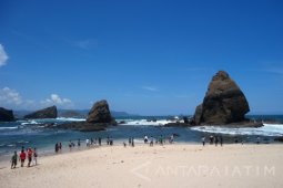 Wisata Pantai Pasir Putih Papuma