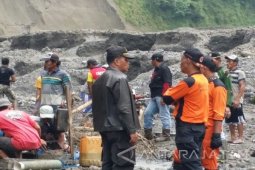 Pencarian Korban Tanah Longsor di Blitar Belum Berhasil