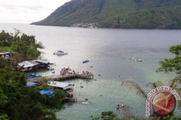 Pengunjung penuhi pantai Jikomalamo
