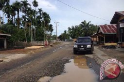 Warga minta Pemkab Aceh Barat perbaiki jalan