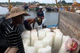 Sebulan nelayan Lhokseumawe butuh  1.000 ton es batangan