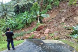BPBD Trenggalek Kerahkan Alat Berat Singkirkan Longsoran