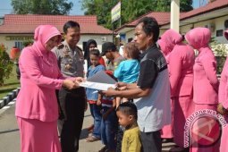 Bhayangkari Balangan Bantu Korban Kebakaran