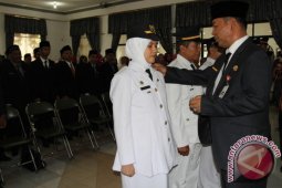 Edina, Camat Perempuan Pertama Di HST