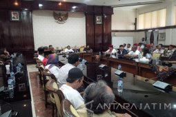 Risma Beri Penjelasan Relawan Kharisma di Surabaya