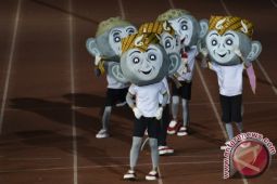 Sumedang Bagikan Maskot PON Surili Berbahan Kayu