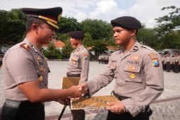 Kapolres Sidoarjo Berikan Penghargaan Anggota Berprestasi