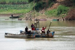 Penambang Pasir Bengawan Solo