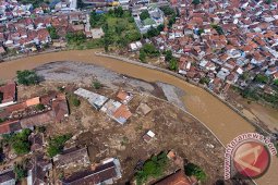 Basarnas Cari Korban Banjir Gunakan Helikopter
