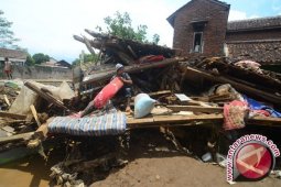 Menteri Sosial Tinjau Korban Banjir Bandang Garut