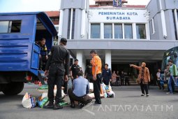 Pemkot Surabaya Bantu Korban Banjir Bandang Garut