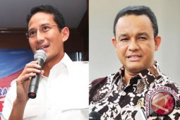 Sandiaga Uno cukur rambut wartawan