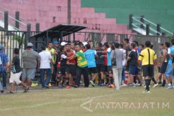 Uji coba Perssu dan P-MU Berakhir Ricuh