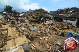 Enam Anjing Pelacak Cari Korban Banjir Garut