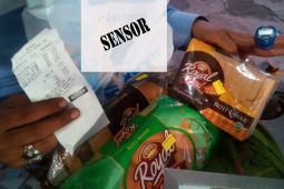 Warga Protes Roti Kedaluarsa dijual di Toko Ritel Moderen