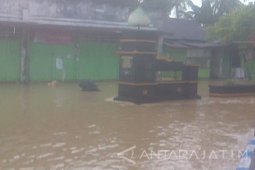 Jalur Lalu Lintas Kota Sampang Lumpuh Akibat Banjir