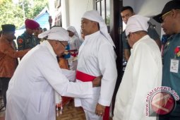 Danlantamal Ambon Terima Gelar Adat dari Warga Pelauw