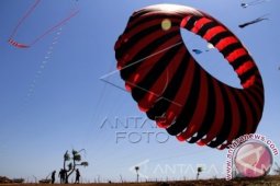 Festival Layang-Layang Pantai Serang Blitar Diikuti Puluhan Peserta