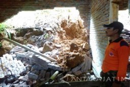 Longsor Terjang Satu Rumah di Trenggalek