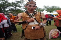 PAKAIAN DARI KULIT KAYU