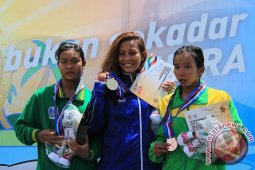 Raina Raih Emas Nomor  3.000 Meter Putri