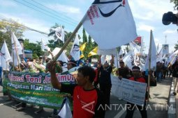 Massa "Alit Jati" Ingatkan Pemerintah untuk Pro-Petani