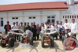 Bupati Samosir Serahkan Traktor Tangan Kepada Poktan