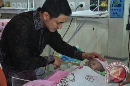 Zola jenguk bayi hidrosefalus ditinggalkan orang tua