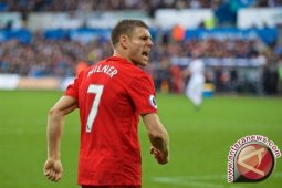 Penalti Milner Bawa Liverpool Tekuk Swansea 2-1
