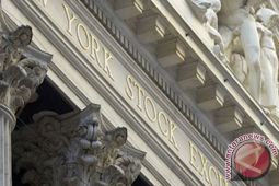Wall Street beragam, Dow jatuh di atas 200 poin setelah PDB AS turun tajam