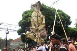 Semar Raksasa Diarak Peringati 1 Suro