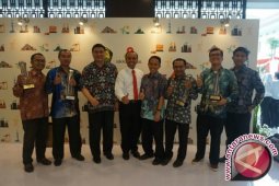 Luhut Panjaitan Serahkan Penghargaan Karya Tulis ESDM