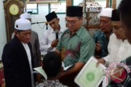 Bupati Erzaldi Bagikan Ribuan Al Quran
