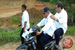 Menteri PU Sisir Bendungan Naik Motor