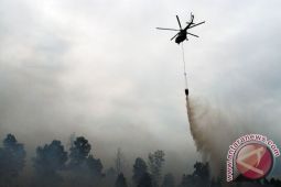 Pemadaman api di lereng Gunung Arjuno gunakan "water bombing"