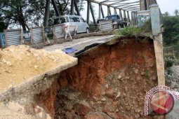 Jalan Provinsi Jabar-Jateng Amblas Lagi?