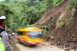 Jalur Trenggalek-Ponorogo Longsor Macetkan Lalu lintas