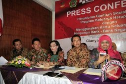 Kemensos-HIMBARA Resmi Salurkan Bantuan Sosial Nontunai PKH dan Rastra