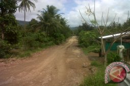 Warga Suoh Dambakan Segera Perbaikan Jalan