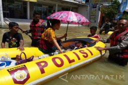 Tim Gabungan Evakuasi Korban Banjir Sampang Hendak Melahirkan