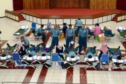 Prajurit Marinir Ikuti Donor Darah Ulang Tahun