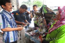 Disperindagtamben Kediri Sidak Jajanan di Sekolah
