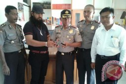 Warga sipil serahkan senjata api ke polisi