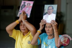 Massa Berkumpul Mendoakan Raja Thailand Yang Dirawat di RS