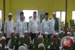 604 Santri Kalsel Menulis Al-quran Untuk Presiden