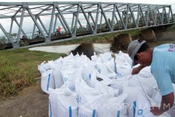 Pemasangan Tanggul Darurat Jembatan Tulungagung Terkendala Banjir